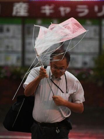 臺(tái)風(fēng)法茜襲擊日本 雨風(fēng)